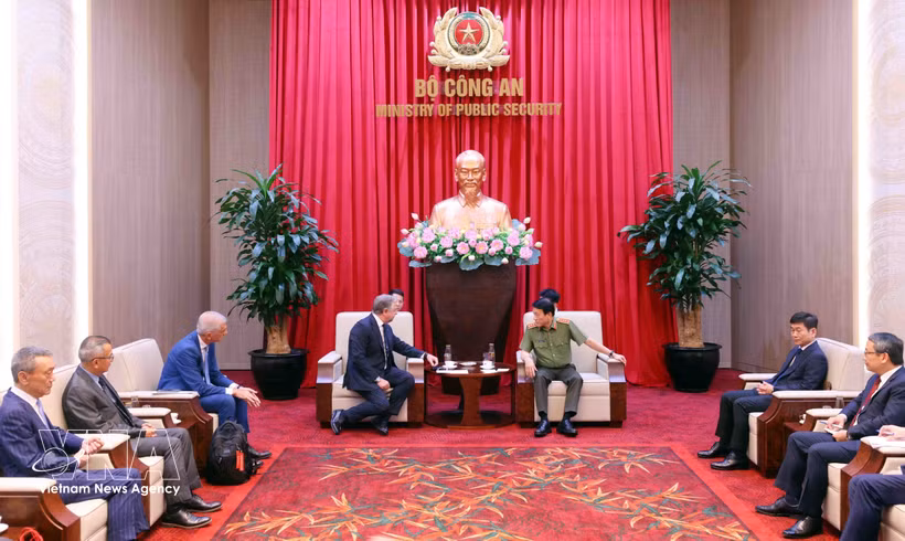 The meeting between Minister of Public Security General Luong Tam Quang and a delegation from Italy's Leonardo S.p.A. led by Daniele Tavano, Director for Global Sales Air Traffic Management Systems in Hanoi on July 29. (Photo: VNA)