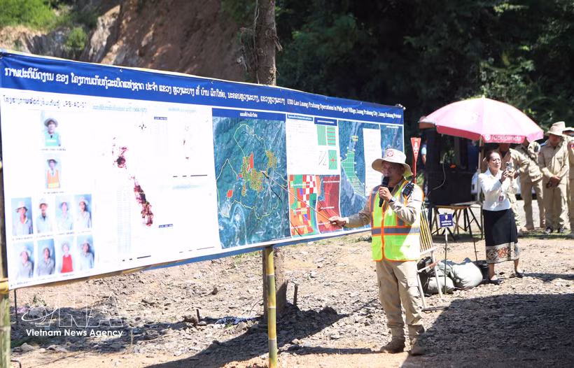 A pepresentatives of UXO Lao programme briefs on mine survey and clearance in Luang Prabang province (Photo: VNA) 