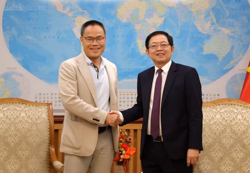 Deputy Prime Minister Ho Quoc Dung (R) meets with Prof. Dr. Nguyen Van Tam, a prominent Vietnamese scientist in France, in Hanoi on August 24. (Photo: chinhphu.vn)