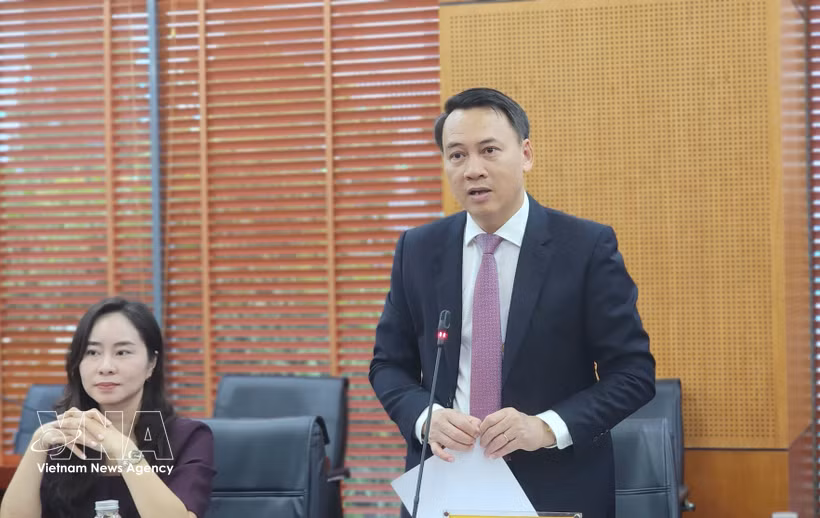 Doan Duc Hao, Director of the Department of Youth Affairs and Gender Equality under the Ministry of Home Affairs, speaks at a working session with a 16-member delegation of young Korean civil servants in Hanoi on September 14, 2026. (Photo: VNA)