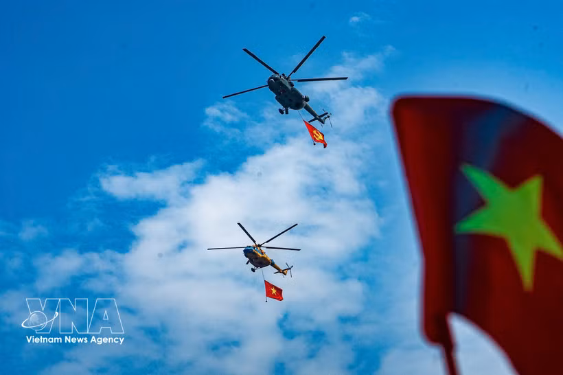 Helicopters conduct aerial rehearsals over Hanoi ahead of the 80th National Day anniversary celebration in 2025 (Photo: VNA) 