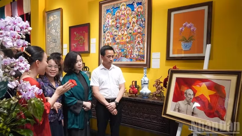 Delegates admire an embroidered portrait of President Ho Chi Minh at the launch ceremony (Photo: nhandan.vn)