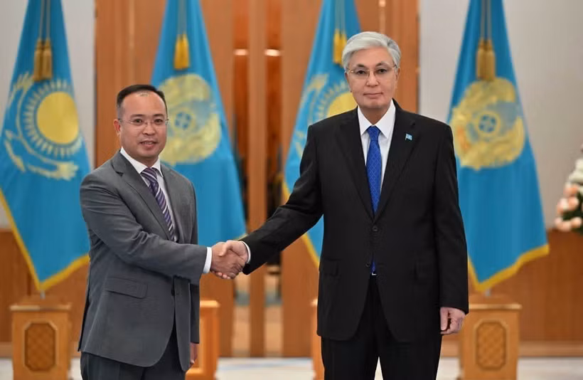 Vietnamese Ambassador to Kazakhstan Nguyen Thanh Le (L) and Kazakh President Kassym-Jomart Tokayev at their meeting on August 19. (Photo published by VNA)