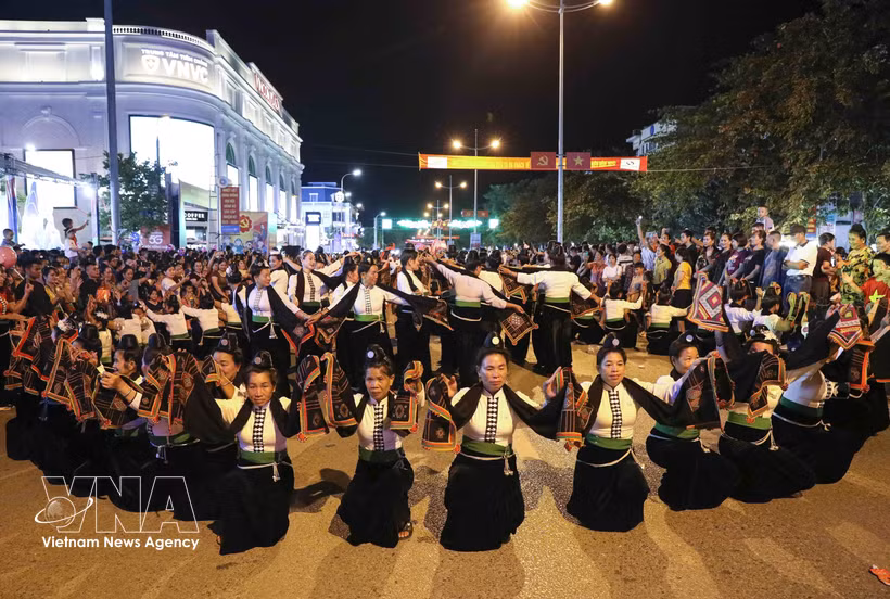 An impressive Xoe Thai dance performance at the “Northwest Quintessence” street festival. (Photo: VNA)