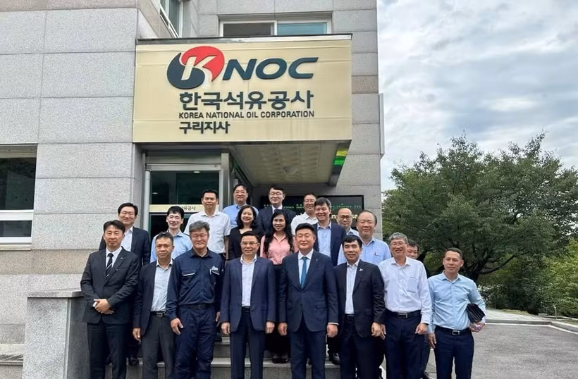 Minister of Industry and Trade Le Manh Hung visits the Guri diesel storage facility operated by the Korea National Oil Corporation (KNOC), as part of his working trip to Seoul, the Republic of Korea (RoK) (Photo: the Ministry of Industry and Trade)