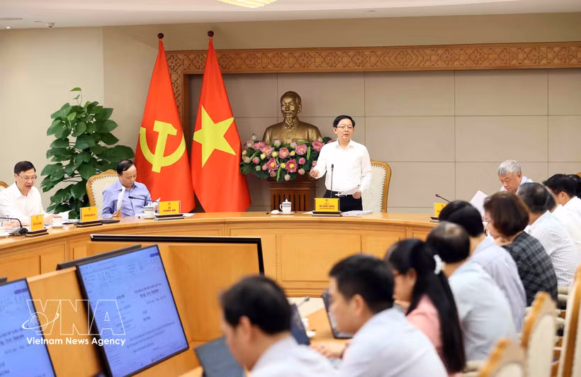 Deputy Prime Minister Ho Quoc Dung chairs the meeting with several ministries and sectors on the revised Land Law on September 21 (Photo: VNA)