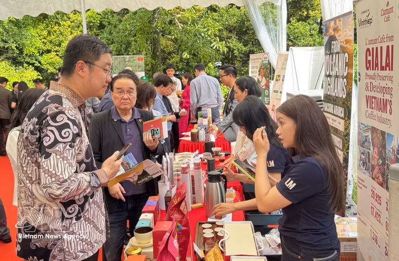Vietnamese businesses connect with importers, distribution systems and partners at the Vietnam Coffee Festival 2026 in Singapore (Photo: VNA.)