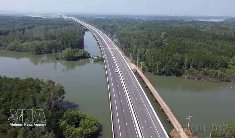 A view of Ben Luc–Long Thanh Expressway section passing through the mangrove forest in Dong Nai province (Photo: VNA) 