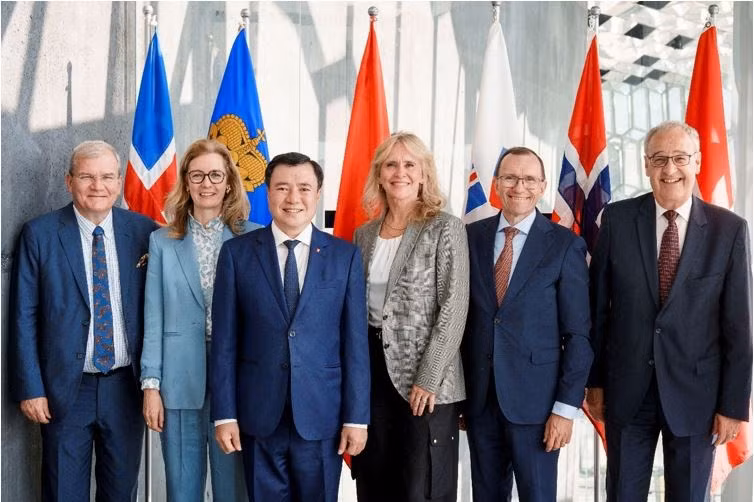 Deputy Minister of Industry and Trade Nguyen Sinh Nhat Tan (third from left) and representatives of the European Free Trade Association (EFTA) member states attend the EFTA Ministerial Meeting in Iceland. (Photo: tapchicongthuong.vn)