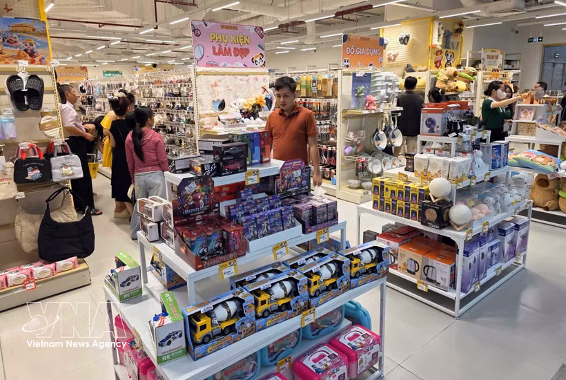 Supermarkets in Da Nang city always prepare ample supplies of goods to serve consumers' shopping needs, thereby boosting the city's economic development. (Photo: VNA)