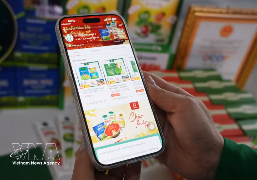 Online shopping is becoming increasingly common, but unlike traditional transactions, consumers often cannot directly see products, meet sellers or immediately verify information. - Illustrative image (Photo: VNA)