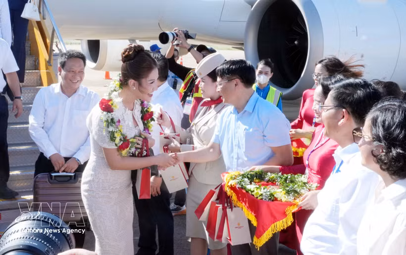Quang Tri provincial leaders present flowers to welcome passengers arriving on the Cam Ranh–Dong Hoi flight. (Photo: VNA)