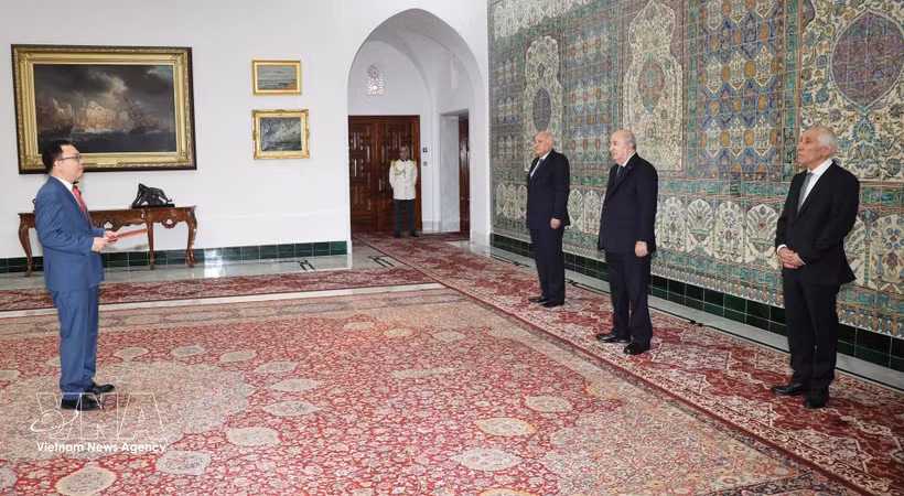 Vietnamese Ambassador to Algeria Vu Duy Long presents his credentials to Algerian President Abdelmadjid Tebboune on September 14. (Photo: VNA)