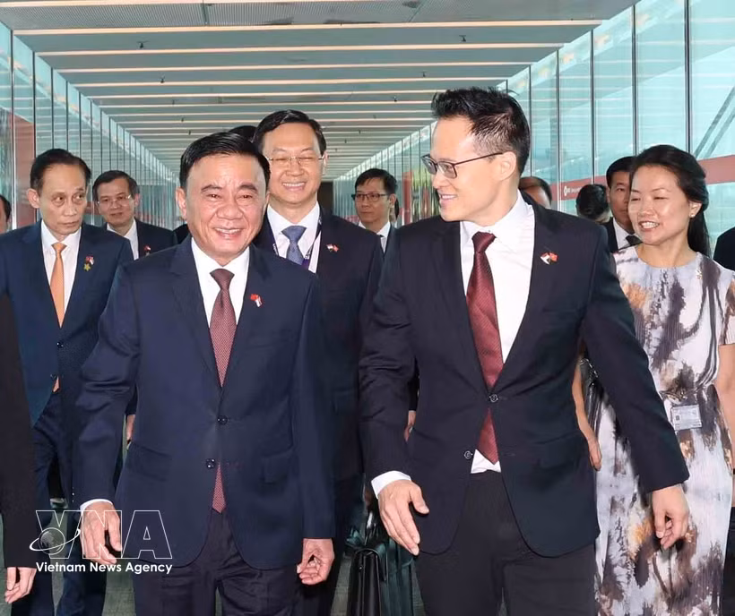 Singaporean Minister of State for Defence Desmond Choo (right) welcomes Politburo member and Standing member of the Communist Party of Vietnam (CPV) Central Committee’s Secretariat Tran Cam Tu at Changi International Airport (Photo: VNA)