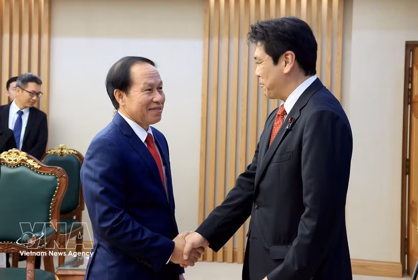 Deputy Prime Minister Le Tien Chau (L) receives Japanese Minister of Education, Culture, Sports, Science and Technology Matsumoto Yohei in Hanoi on September 7. (Photo: VNA)