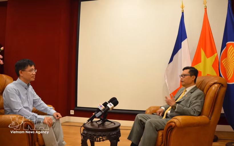 Vietnamese Ambassador to France Trinh Duc Hai (R) grants an interview to the Vietnam News Agency (Photo: VNA)