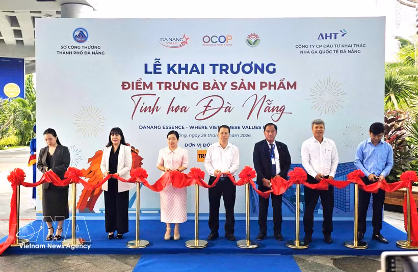 Chairman of Da Nang city People's Committee Nguyen Manh Hung and delegates at the opening ceremony of the product showcase space at the International Passenger Terminal of Da Nang International Airport. (Photo: VNA)