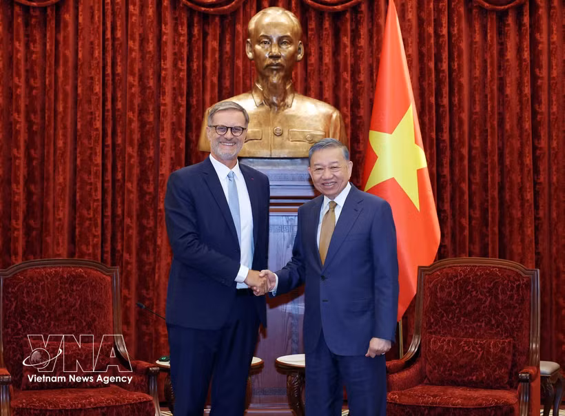 General Secretary of the Communist Party of Vietnam Central Committee and President To Lam (right) and French Ambassador to Vietnam Olivier Brochet at their meeting on September 4 (Photo: VNA)