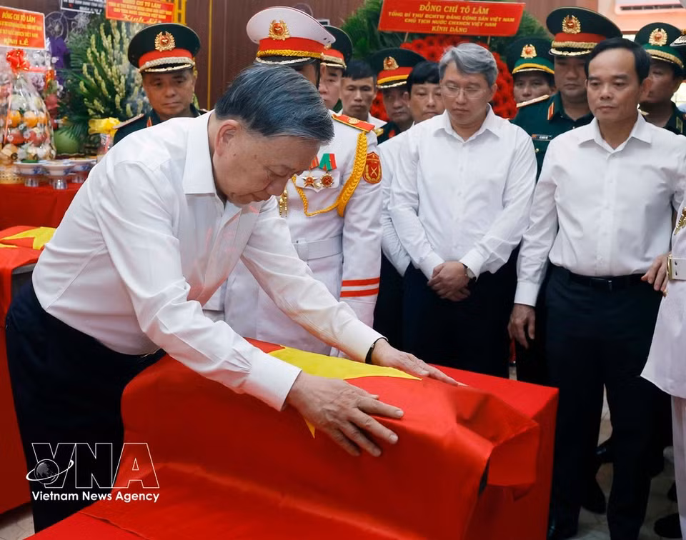 Party General Secretary and State President To Lam visits and inspects forces searching for and recovering martyrs’ remains at Le Thi Rieng Park in Ho Chi Minh City on July 17, 2026. (Photo: VNA)