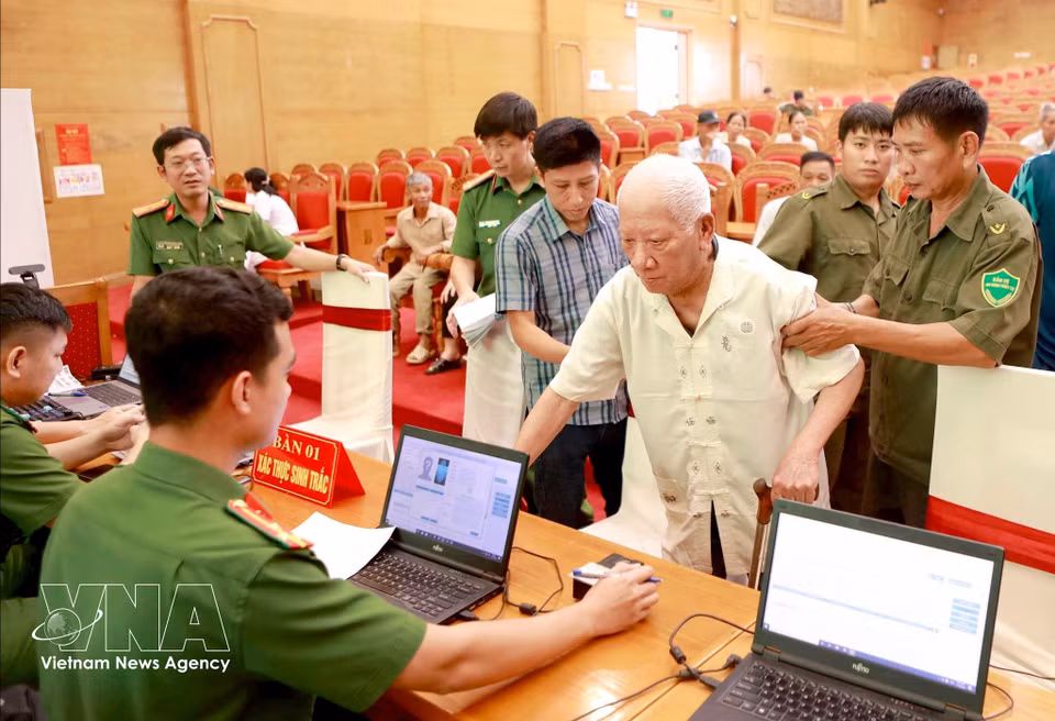 Support is provided to elderly and frail relatives of fallen soldiers at a DNA sample collection site. (Photo: VNA)
