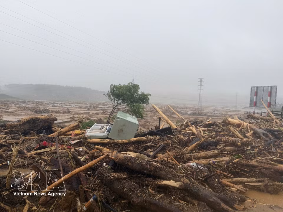 Raging floodwaters leave many households isolated in Chit village, Muong Than commune. (Photo: VNA)