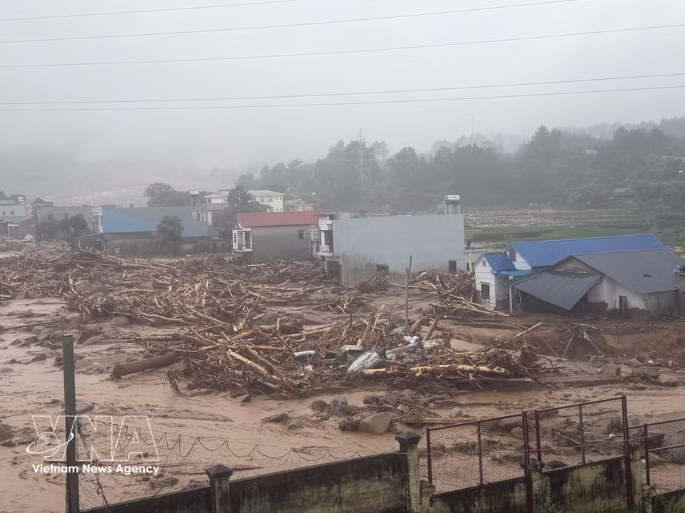 Flash floods in Chit village, Muong Than commune, swept away many houses. (Photo: VNA)