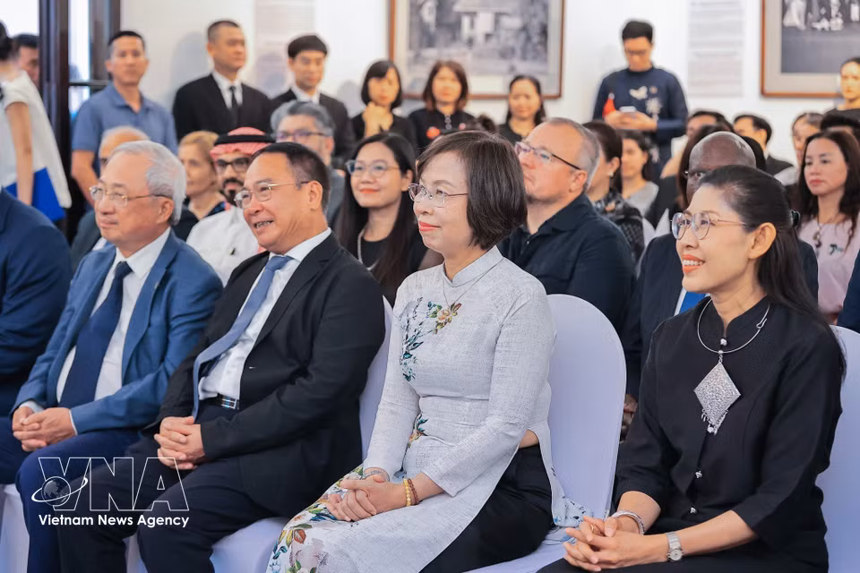 Thai Ambassador to Vietnam Urawadee Sriphiromya and General Director of the Vietnam News Agency Vu Viet Trang, along with other delegates, attend the opening ceremony of the exhibition. (Photo: VNA)