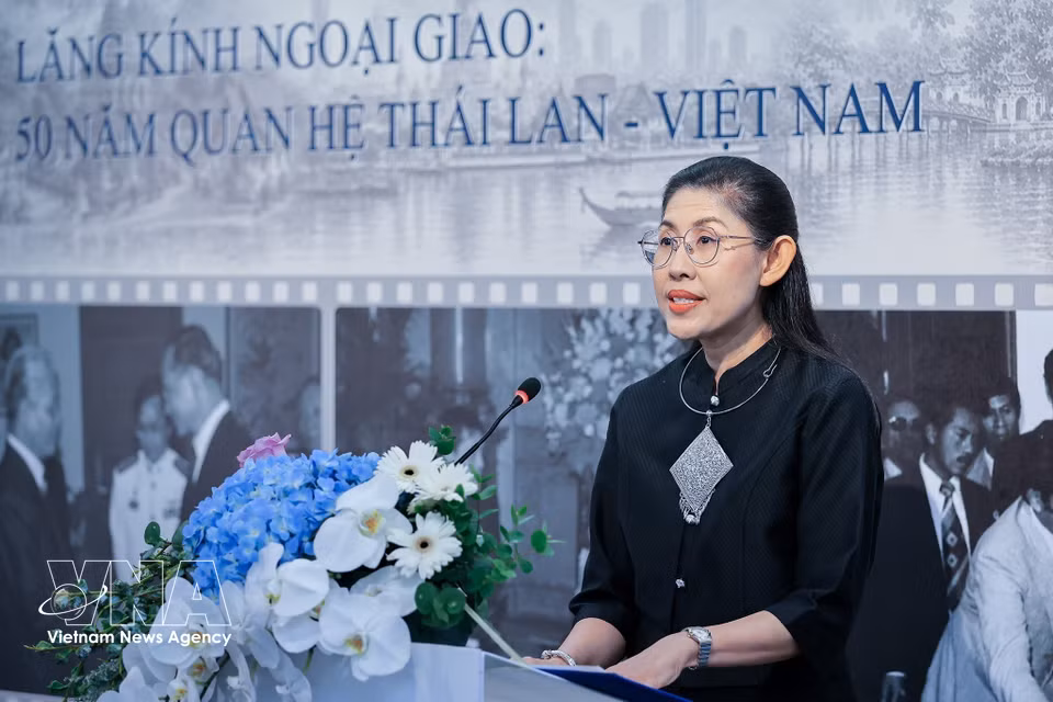 Urawadee Sriphiromya, Thai Ambassador to Vietnam, speaks at the opening ceremony of the photo exhibition marking 50 years of Vietnam-Thailand diplomatic ties. (Photo: VNA)