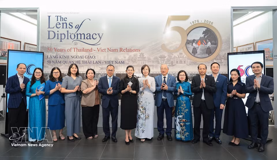 Thai Ambassador to Vietnam Urawadee Sriphiromya and VNA General Director Vu Viet Trang, along with other delegates, pose for a commemorative photo at the exhibition. (Photo: VNA)