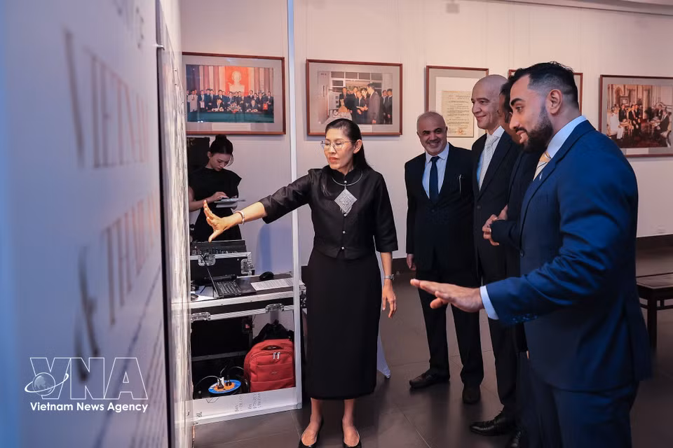 Delegates visit the exhibition. (Photo: VNA)