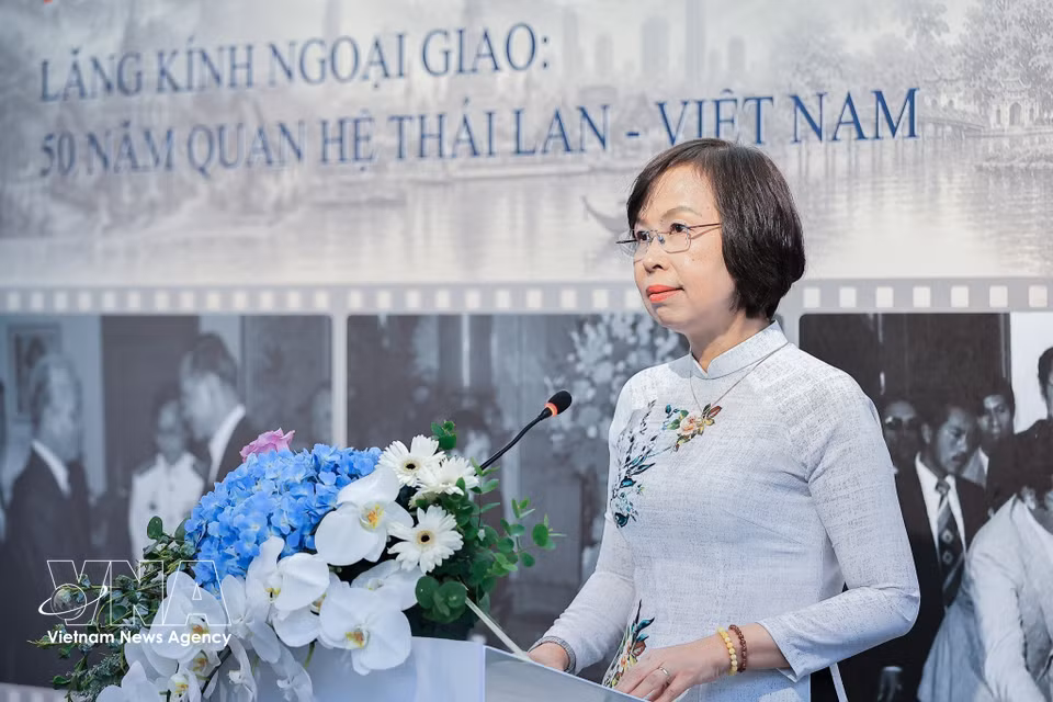 VNA General Director Vu Viet Trang speaks at the opening ceremony of the photo exhibition marking 50 years of Vietnam-Thailand diplomatic ties. (Photo: VNA)
