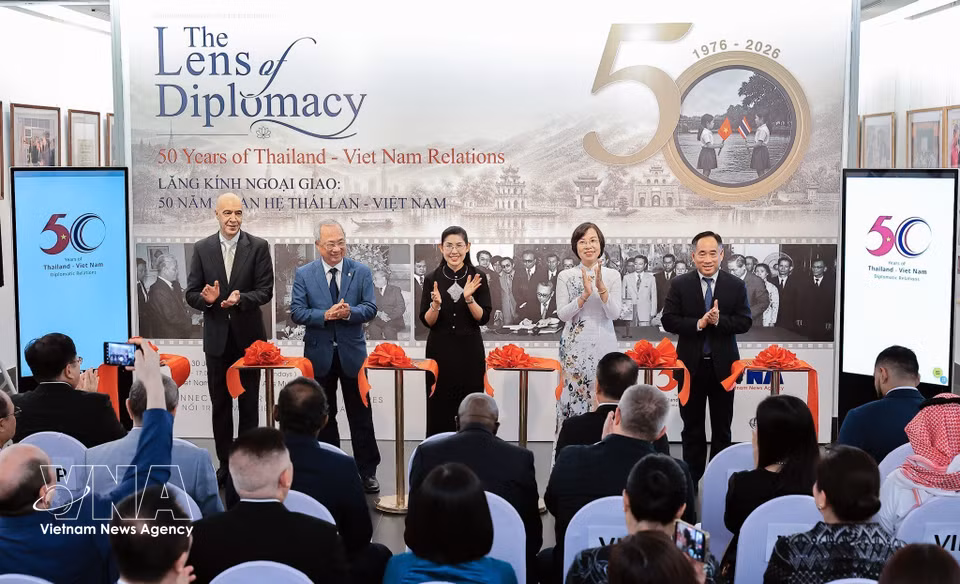 Delegates cut the ribbon to open the photo exhibition marking 50 years of Vietnam-Thailand relations. (Photo: VNA)