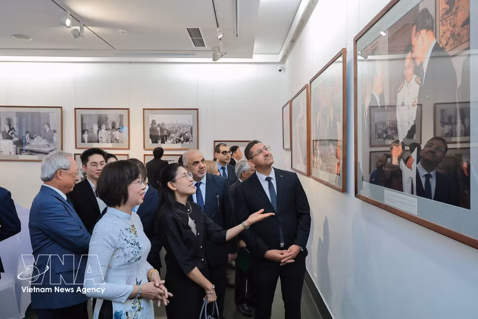 Delegates visit the exhibition. (Photo: VNA)