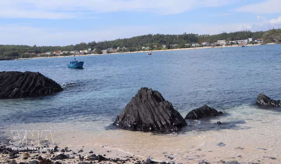 The sea here is crystal clear, with gentle waves. (Photo: Dinh Huong/VNA)