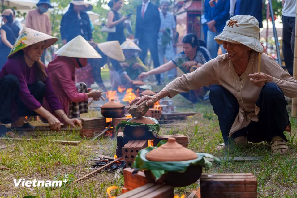 Rice is cooked in clay pots covered with banana leaves, giving it a distinctive aroma and requiring cooks to keep a close watch on the fire. (Photo: Thanh Phong/Vietnam+)