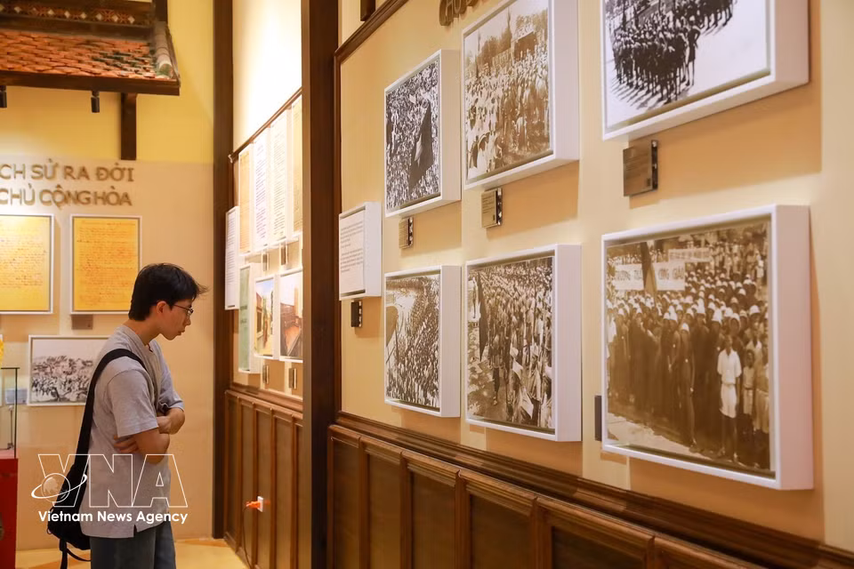 Visitors learn about exhibits and historical stories presented at the relic site. (Photo: Khanh Hoa/VNA)