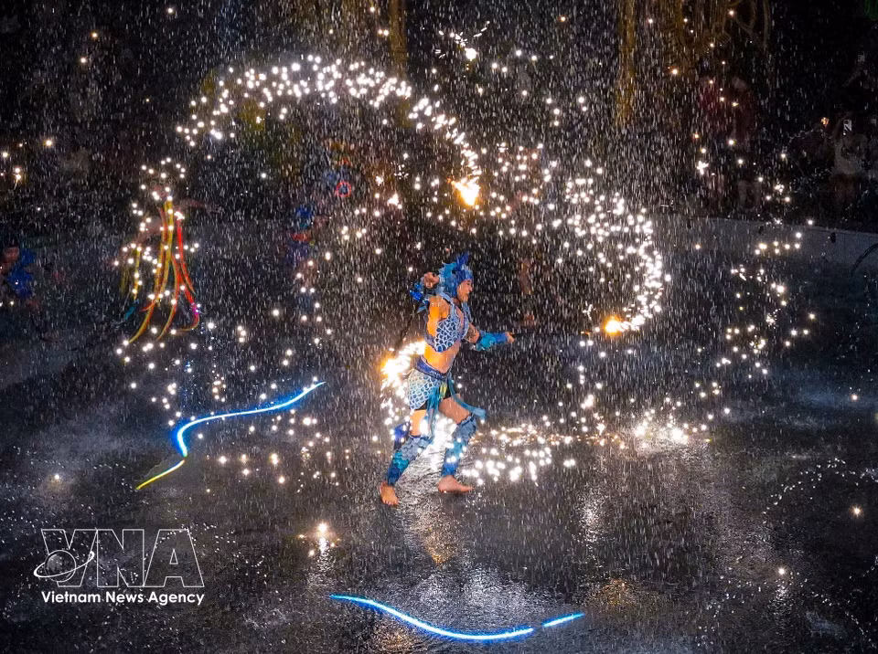 Technology does not replace the artists’ skills but enhances their expressive power, making their movements, physicality and stage presence more striking. (Photo: Khanh Hoa/VNA)