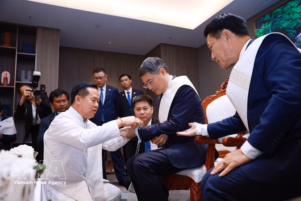 Vietnamese Prime Minister Le Minh Hung attends a traditional Lao wrist-tying ceremony in Vientiane. (Photo: VNA)