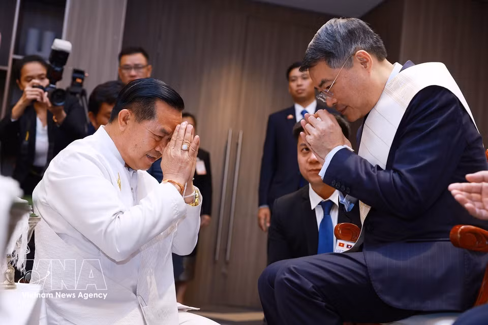 Vietnamese Prime Minister Le Minh Hung attends a traditional Lao wrist-tying ceremony in Vientiane. (Photo: VNA)