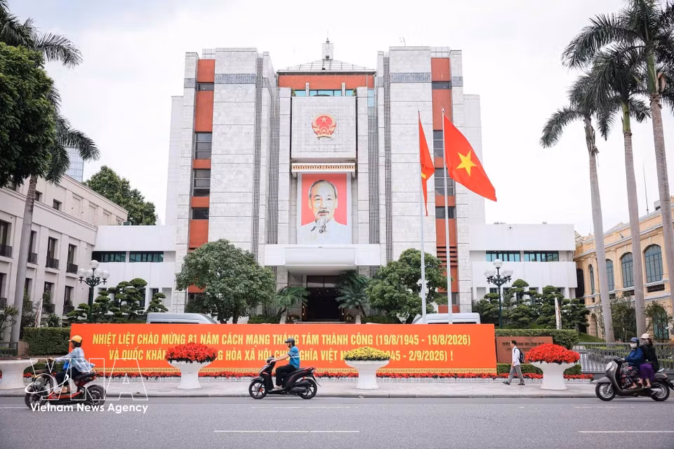 A giant banner in front of the headquarters of the Hanoi People’s Council and People’s Committee celebrates the 81st anniversary of the August Revolution (August 19, 1945–2026) and National Day (September 2, 1945–2026). (Photo: VNA)