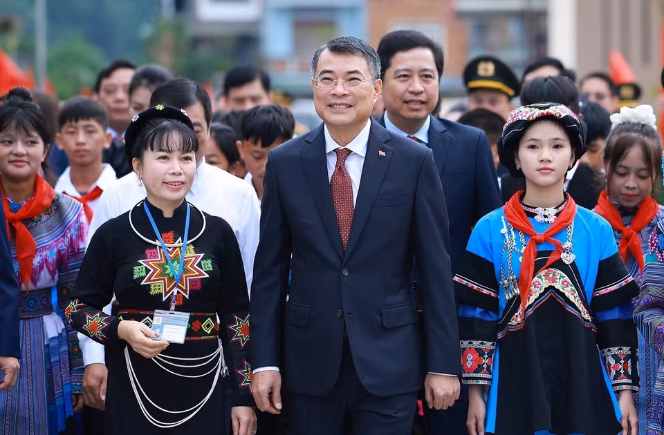 Prime Minister Le Minh Hung attends the new school year opening ceremony at Muong Khuong Multi-level Boarding School (Lao Cai) (Photo: VNA)