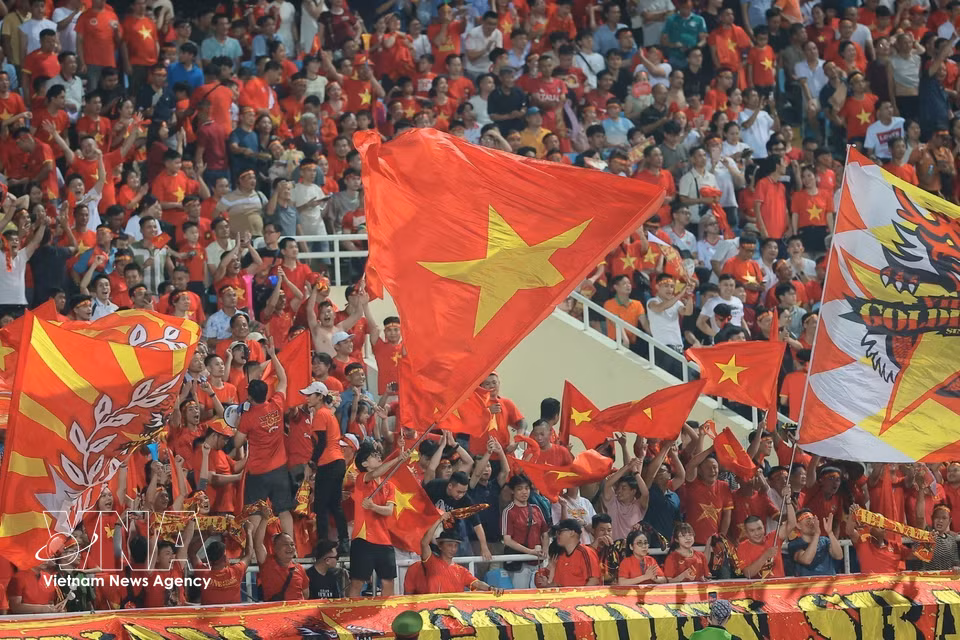 Fans turn out at the stadium to cheer on the Vietnam national football team. (Photo: VNA)