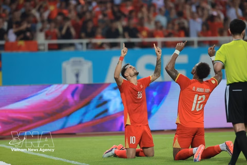 Hoang Hen and Xuan Son celebrate Vietnam’s equaliser to make it 1-1 in the 52nd minute. (Photo: VNA)