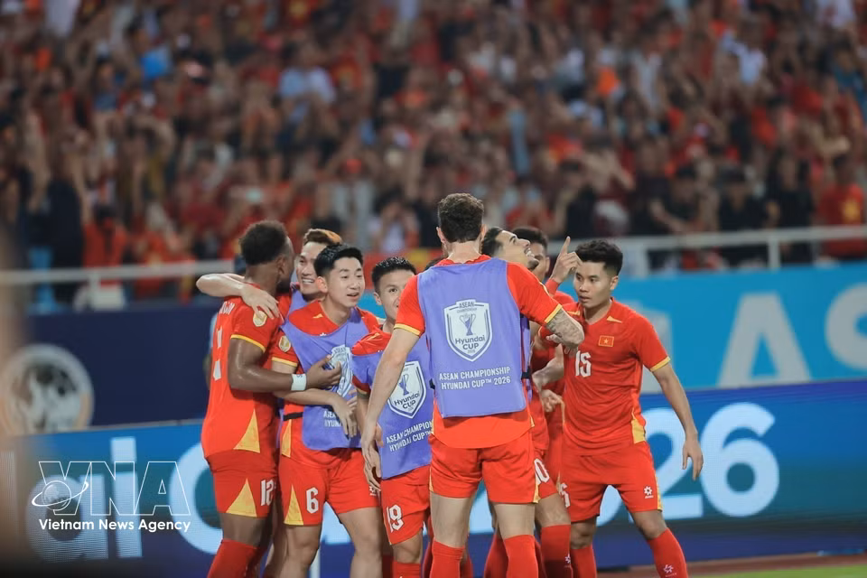 Vietnamese players celebrate Do Hoang Hen’s 52nd-minute equaliser to make it 1-1. (Photo: VNA)