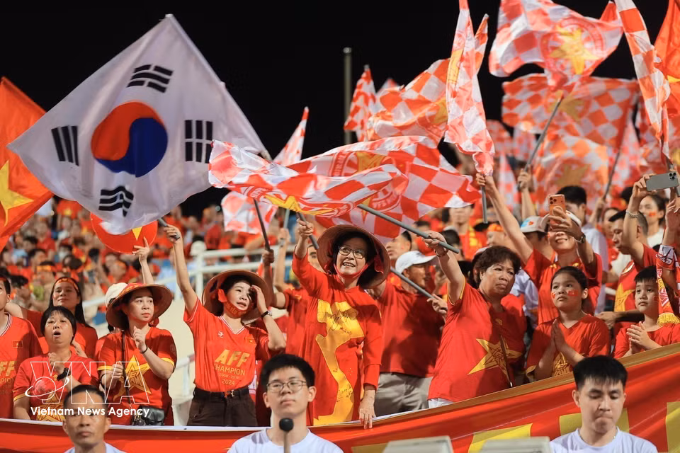 Fans turn out at the stadium to cheer on the Vietnam national football team. (Photo: VNA)