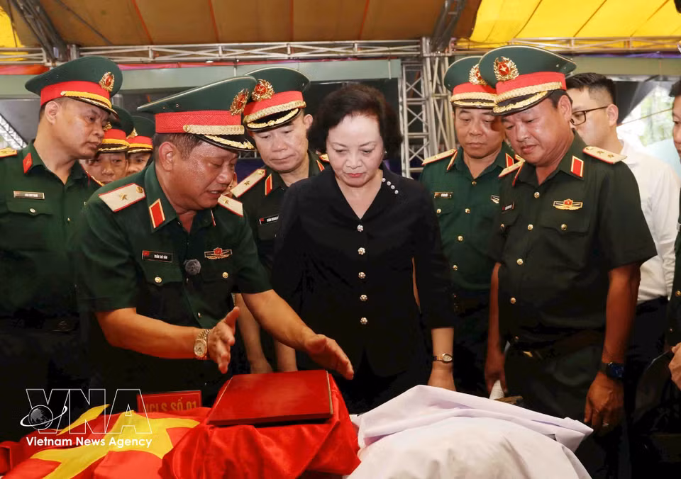 Deputy Prime Minister Pham Thi Thanh Tra, head of the National Steering Committee for Search, Collection and Identification of Martyrs' Remains, examines artefacts initially recovered during the excavation. (Photo: VNA)