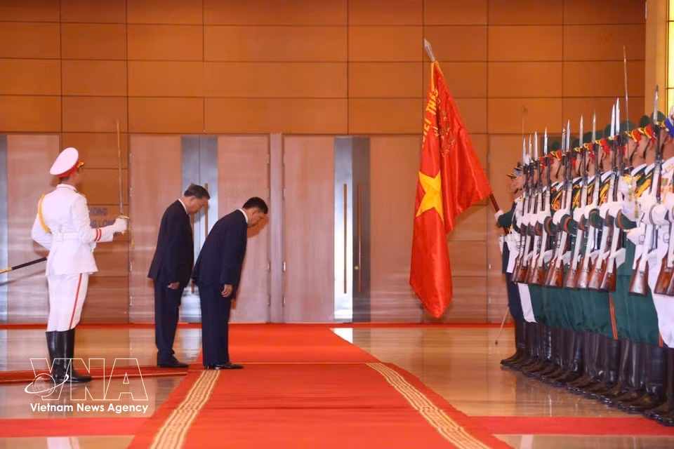 General Secretary of the Communist Party of Vietnam Central Committee and President To Lam and Thai King Maha Vajiralongkorn Phra Vajiraklaochaoyuhua review the honour guard of the Vietnam People’s Army. (Photo: VNA)