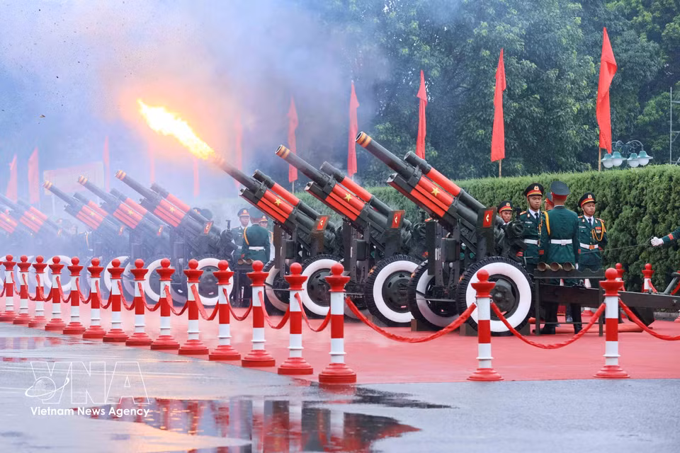 A 21-gun salute is fired in honour of Thai King Maha Vajiralongkorn Phra Vajiraklaochaoyuhua and Queen Suthida during their state visit to Vietnam. (Photo: VNA)