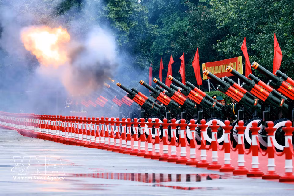 A 21-gun salute is fired in honour of Thai King Maha Vajiralongkorn Phra Vajiraklaochaoyuhua and Queen Suthida during their state visit to Vietnam. (Photo: VNA)