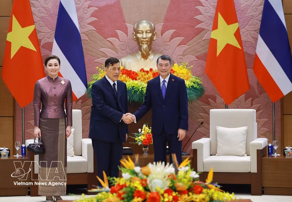 Prime Minister Le Minh Hung meets with King Maha Vajiralongkorn Phra Vajiraklaochaoyuhua of Thailand and Queen Suthida Bajrasudhabimalalakshana (Photo: VNA)
